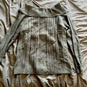 Beautiful knit grey cowl neck sweater with bow tie back! Women’s size M
